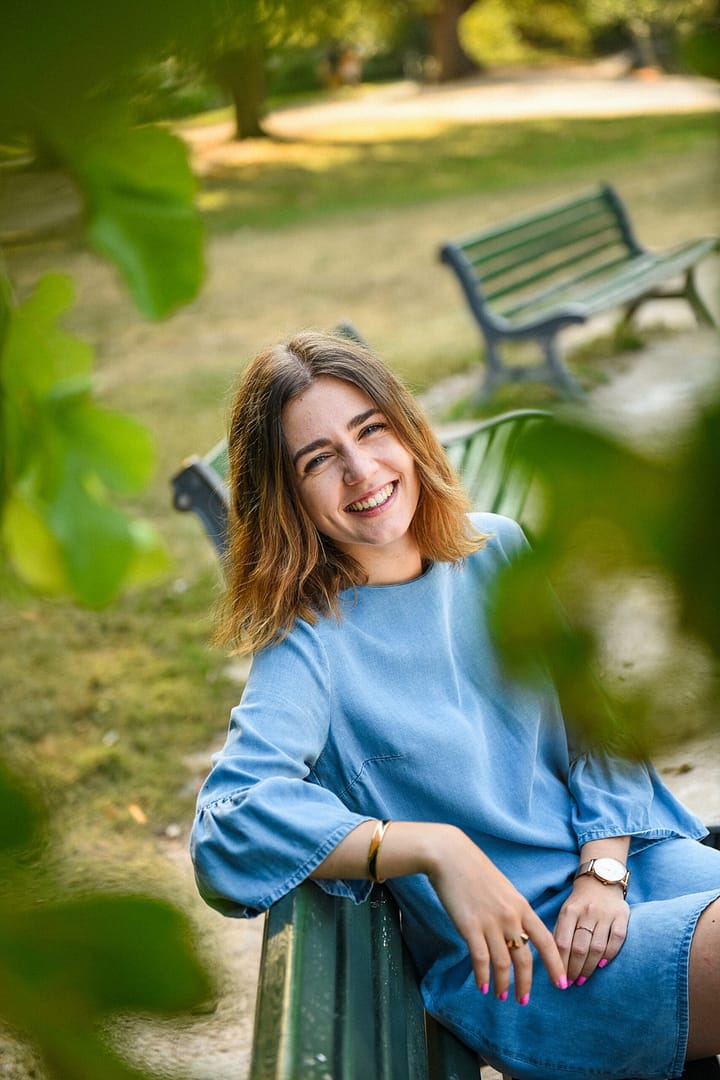 Portrait Eva R. communicante de l'agence digitale dans un parc à Toulouse